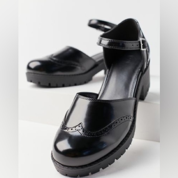 Urban Outfitters Black Patent Leather Wingtip Chunky Heel Mary Janes | Size 10 - Picture 2 of 12